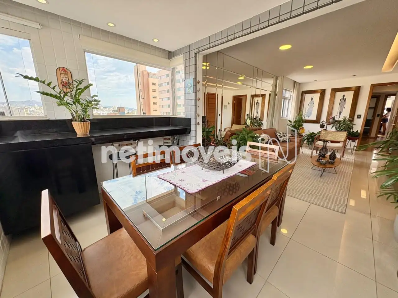 Sala com churrasqueira integrada 