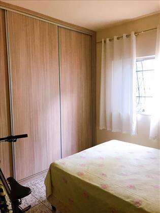 Quarto solteiro com armário