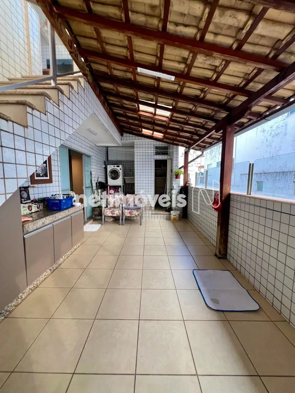 Varanda com armários e área de serviço