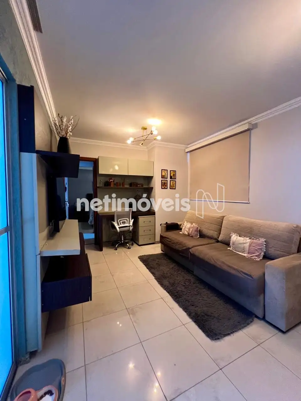 Sala com espaço para escritório 