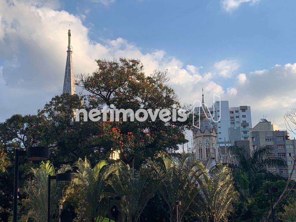 Em frente à Praça da Igreja da Boa Viagem