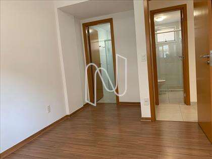 Suíte com espaço para um mini escritório