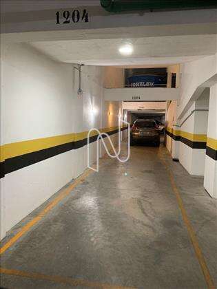 Duas garagens, cobertas, em linha