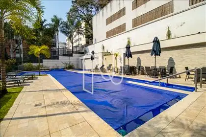 Área de lazer com piscina 