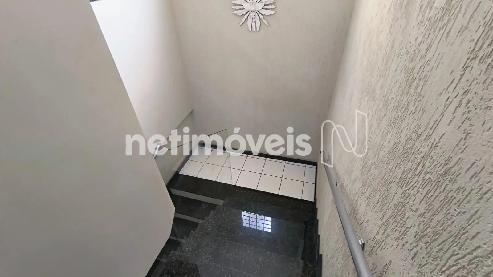 Escada acesso 2º piso.