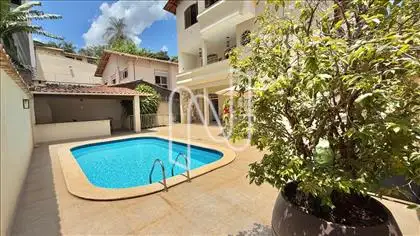 Piscina e vista da casa 