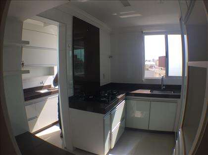 Cozinha montada com fogão embutido