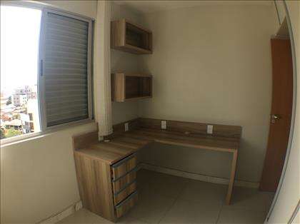 Quarto com escritorio montado