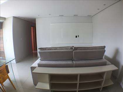Vista da sala na entrada com painel TV