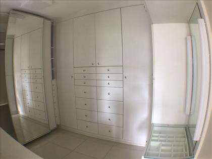 Qaurto transformado em amplo closet