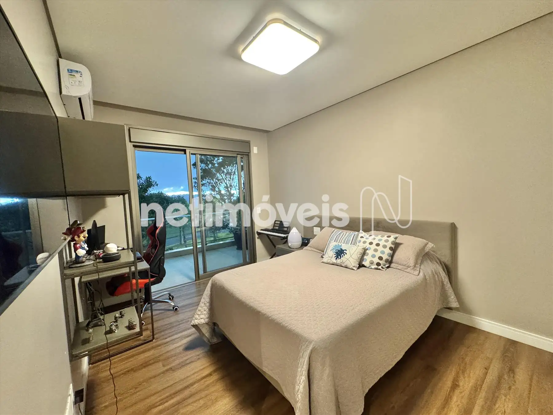 Suíte espelhada com varanda