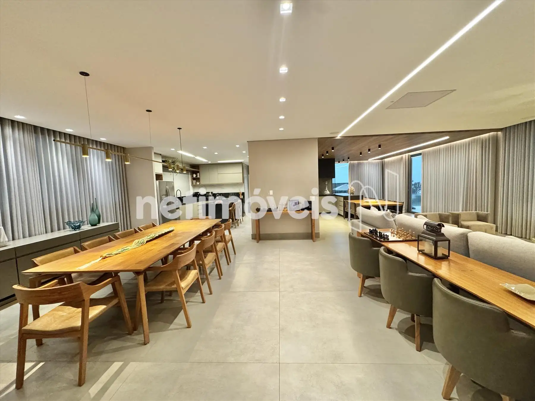 Ampla sala de jantar