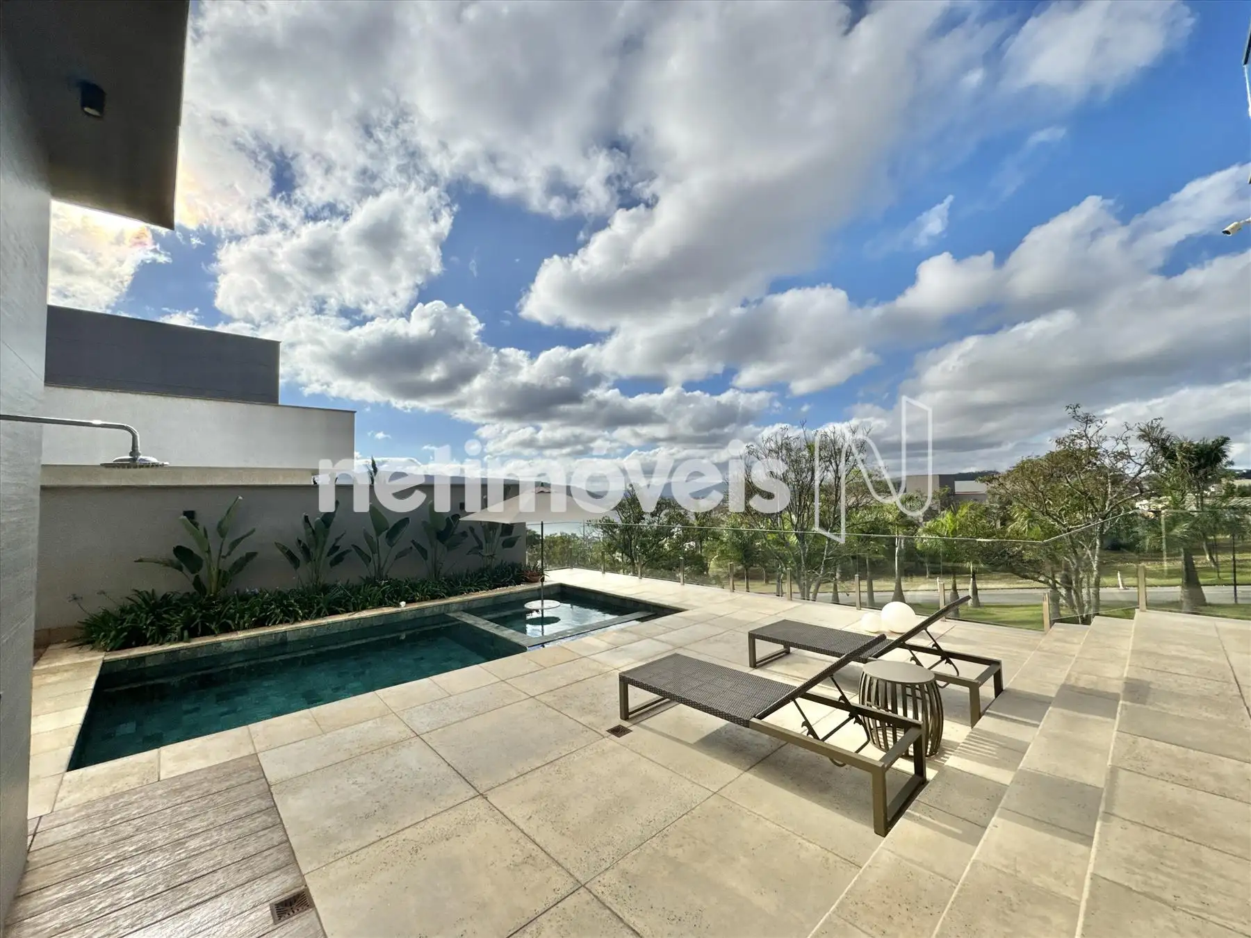 Deck de piscina em placas cientíssias