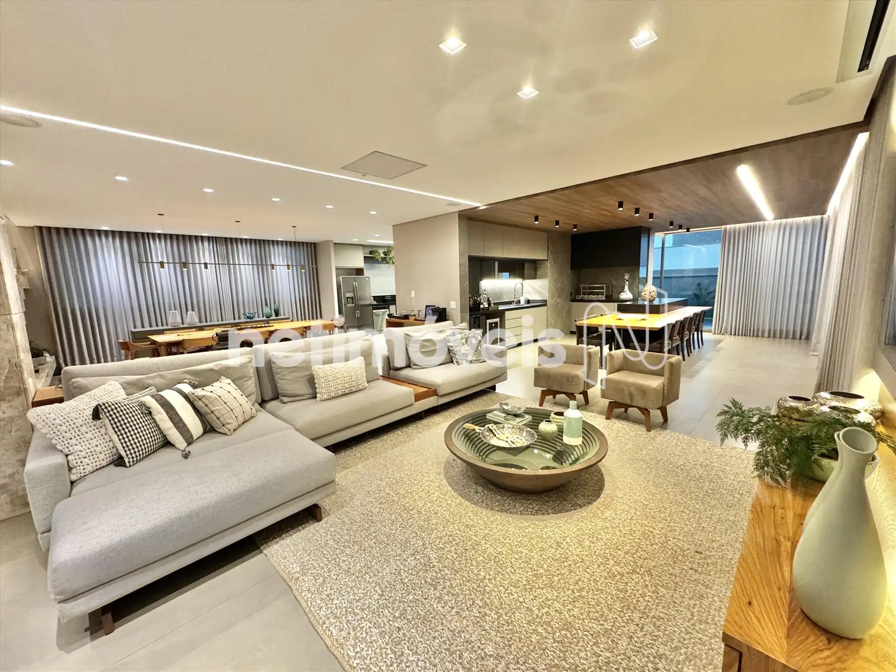 Ampla sala de estar e TV