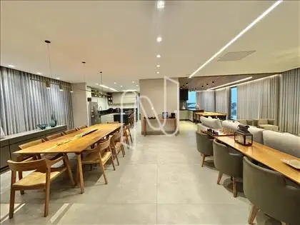 Ampla sala de jantar