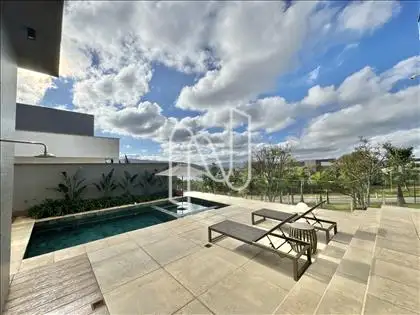 Deck de piscina em placas cientíssias