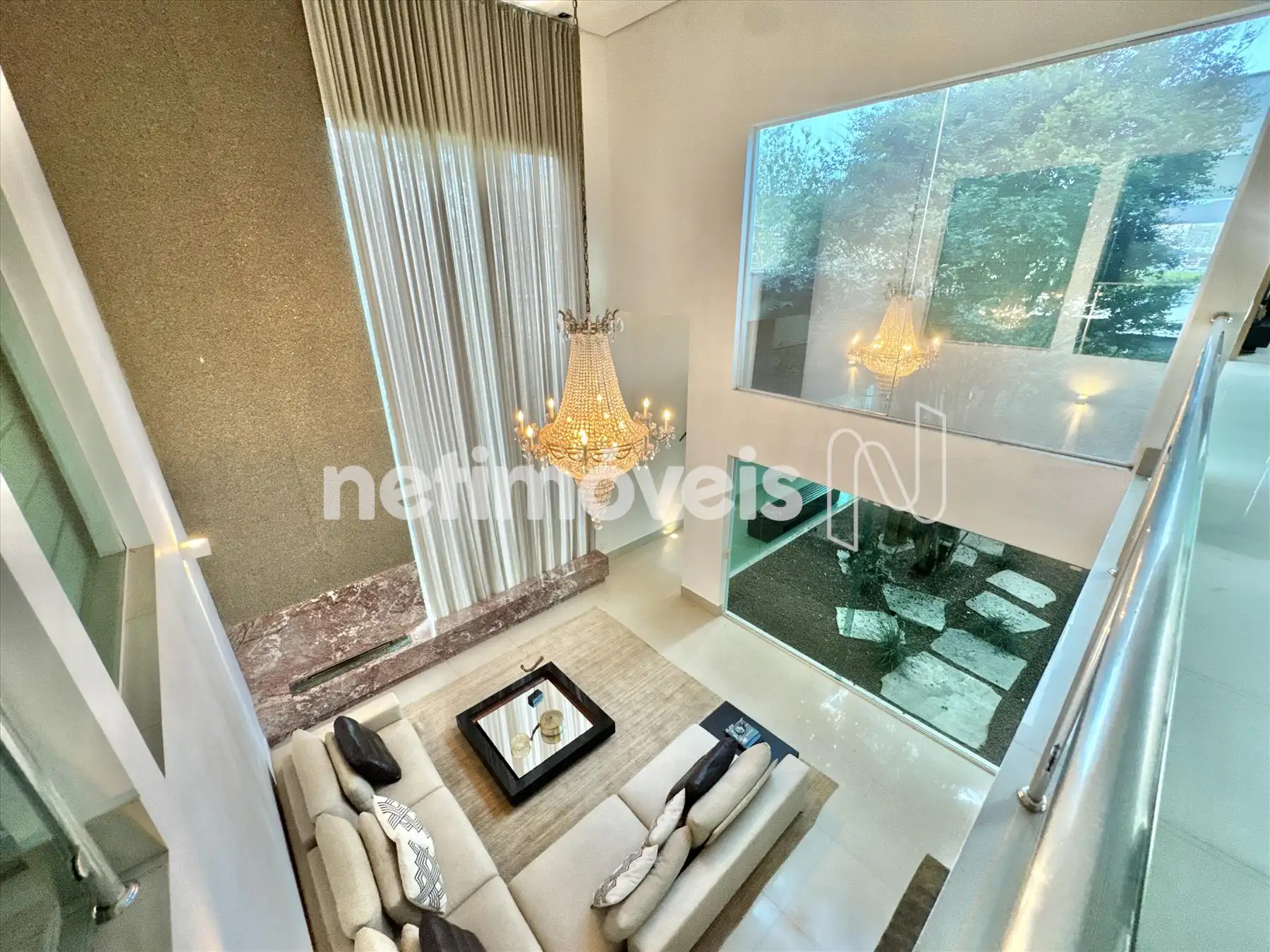 Sala com amplo pé direito