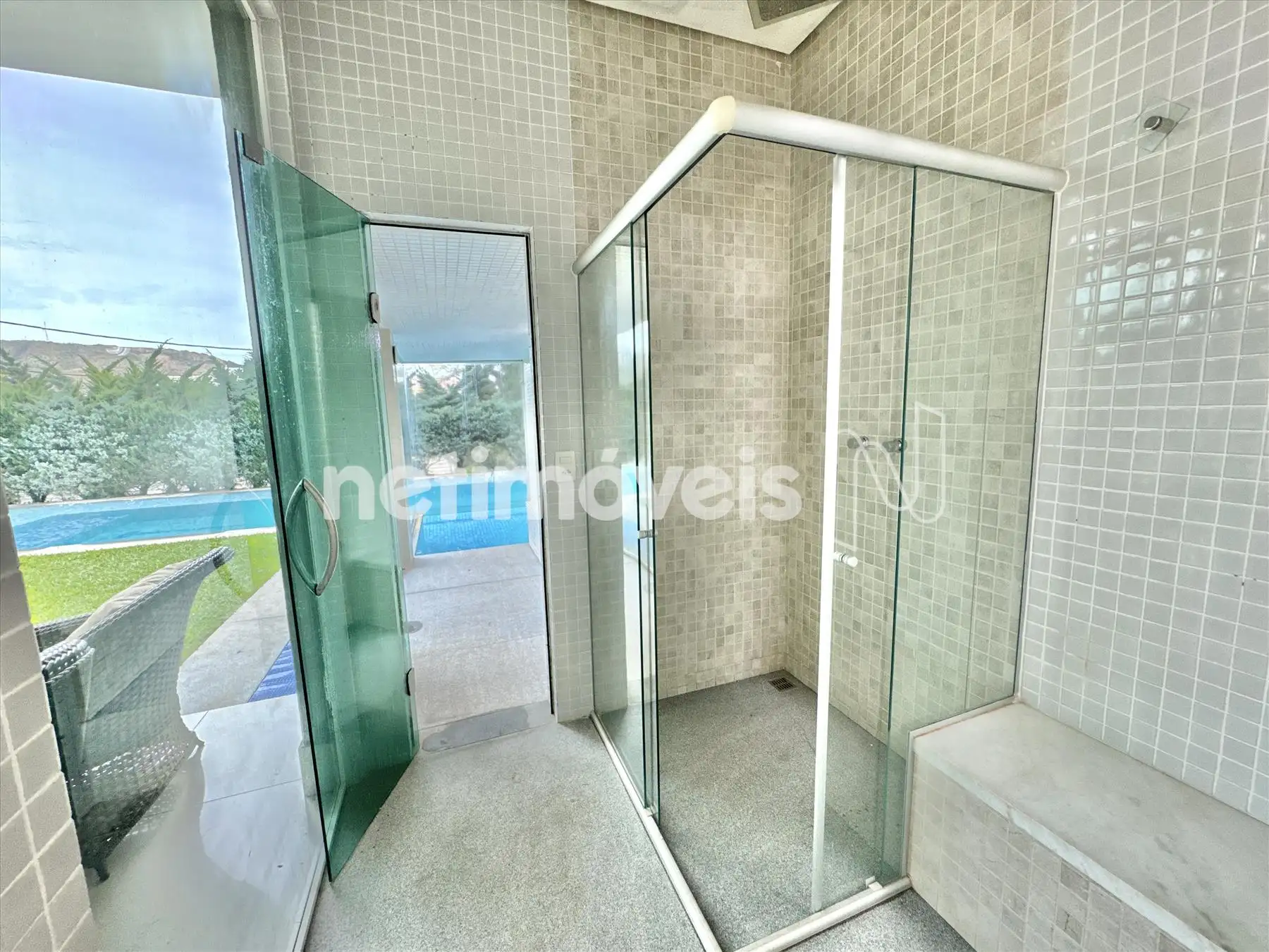 Sauna integrada à piscina