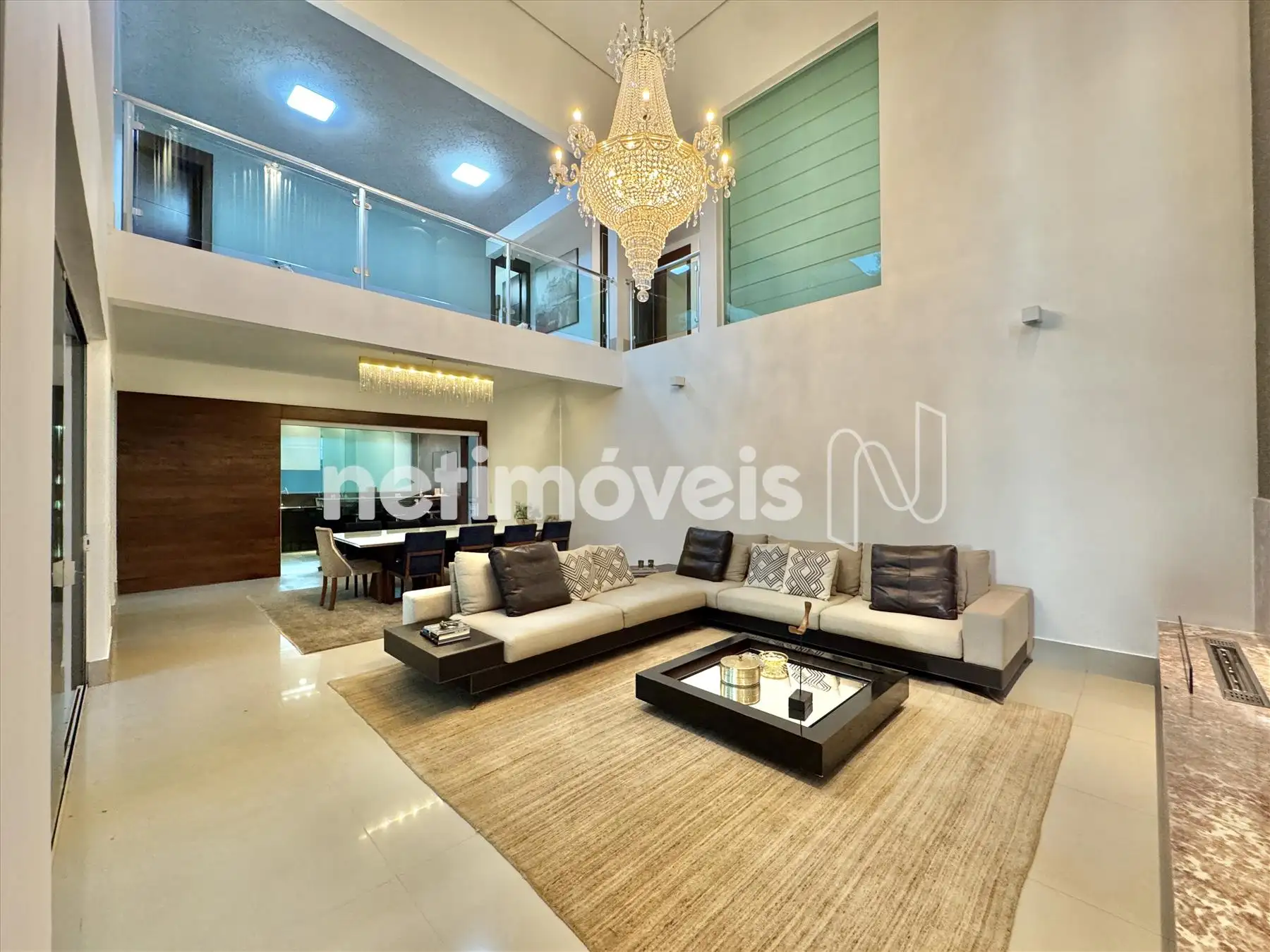 Ampla sala com lareira a gás