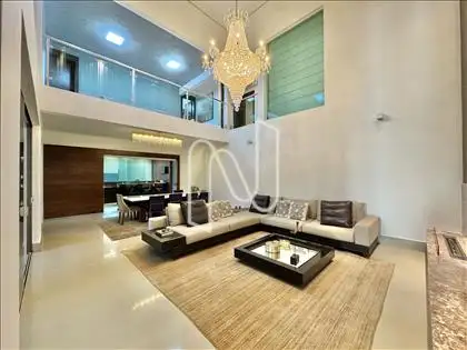 Ampla sala com lareira a gás