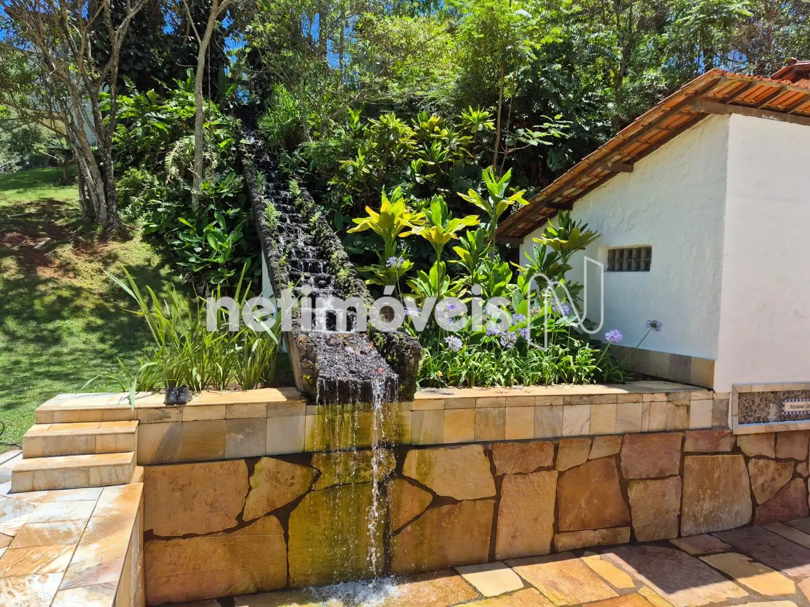 Piscina com cascata