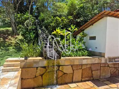 Piscina com cascata