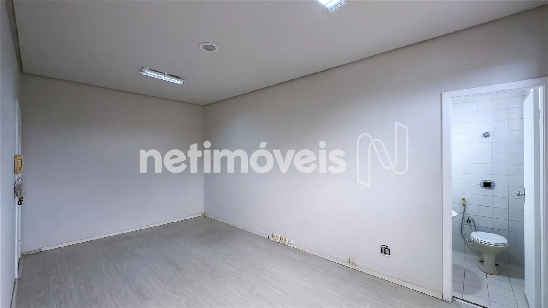 Parte interna/porta banheiro