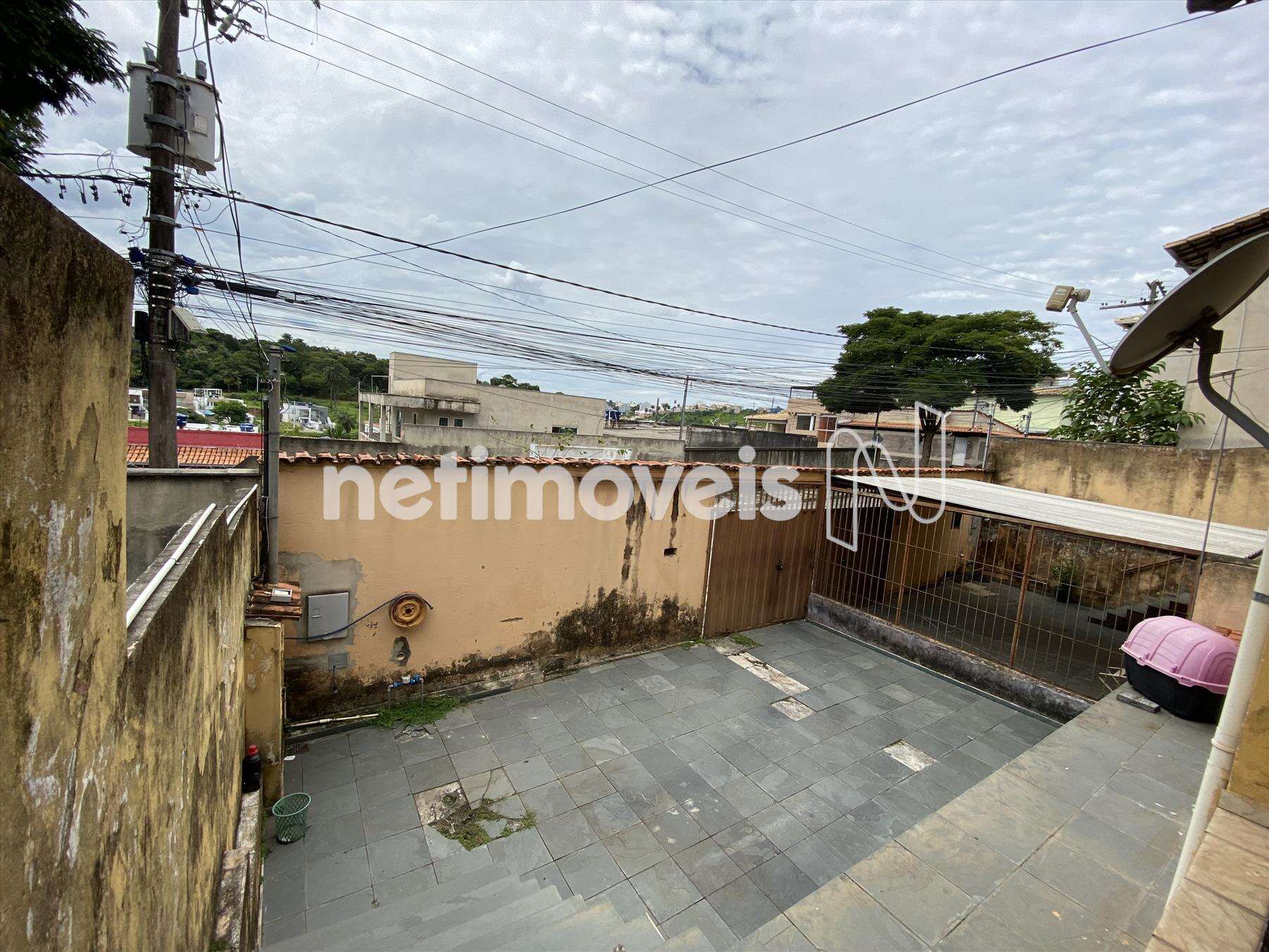 Área externa da frente (garagem)