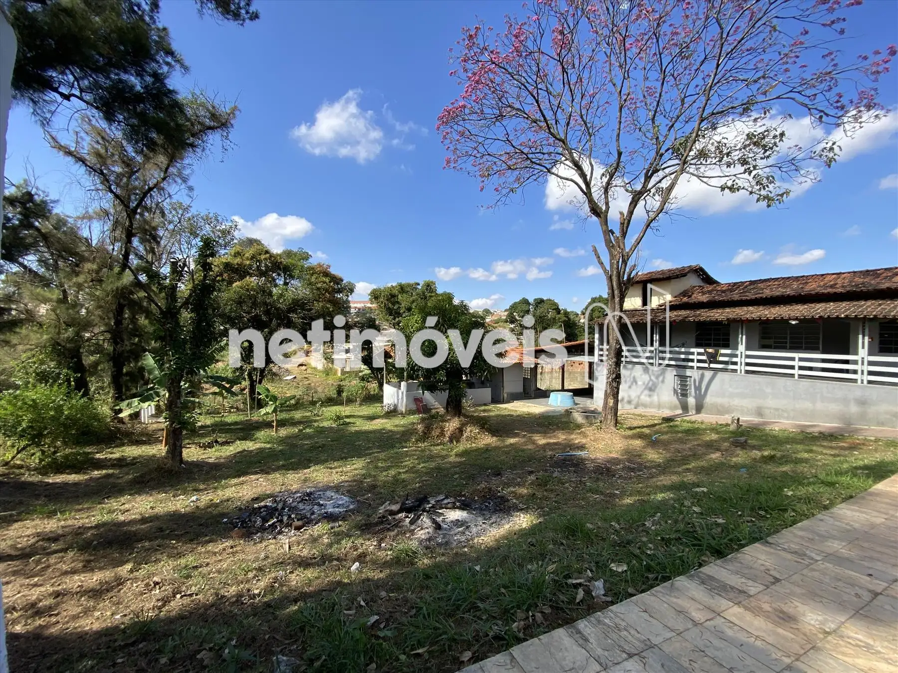 Área externa fund. vista piscina para baixo