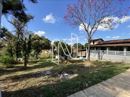 Área externa fund. vista piscina para baixo