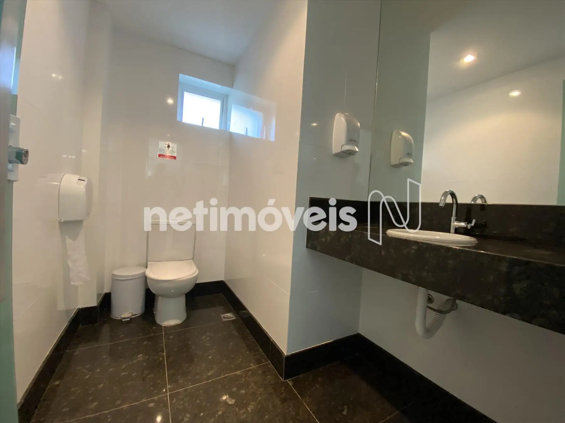 Um dos banheiros do salão de festas