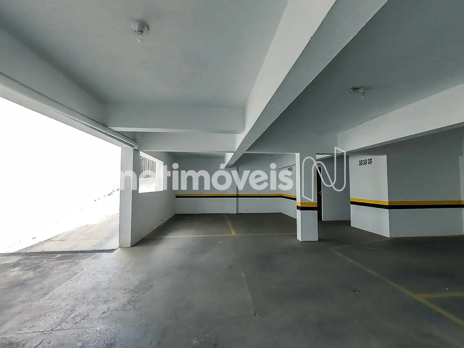 02 vagas paralelas e Box do apto ao lado