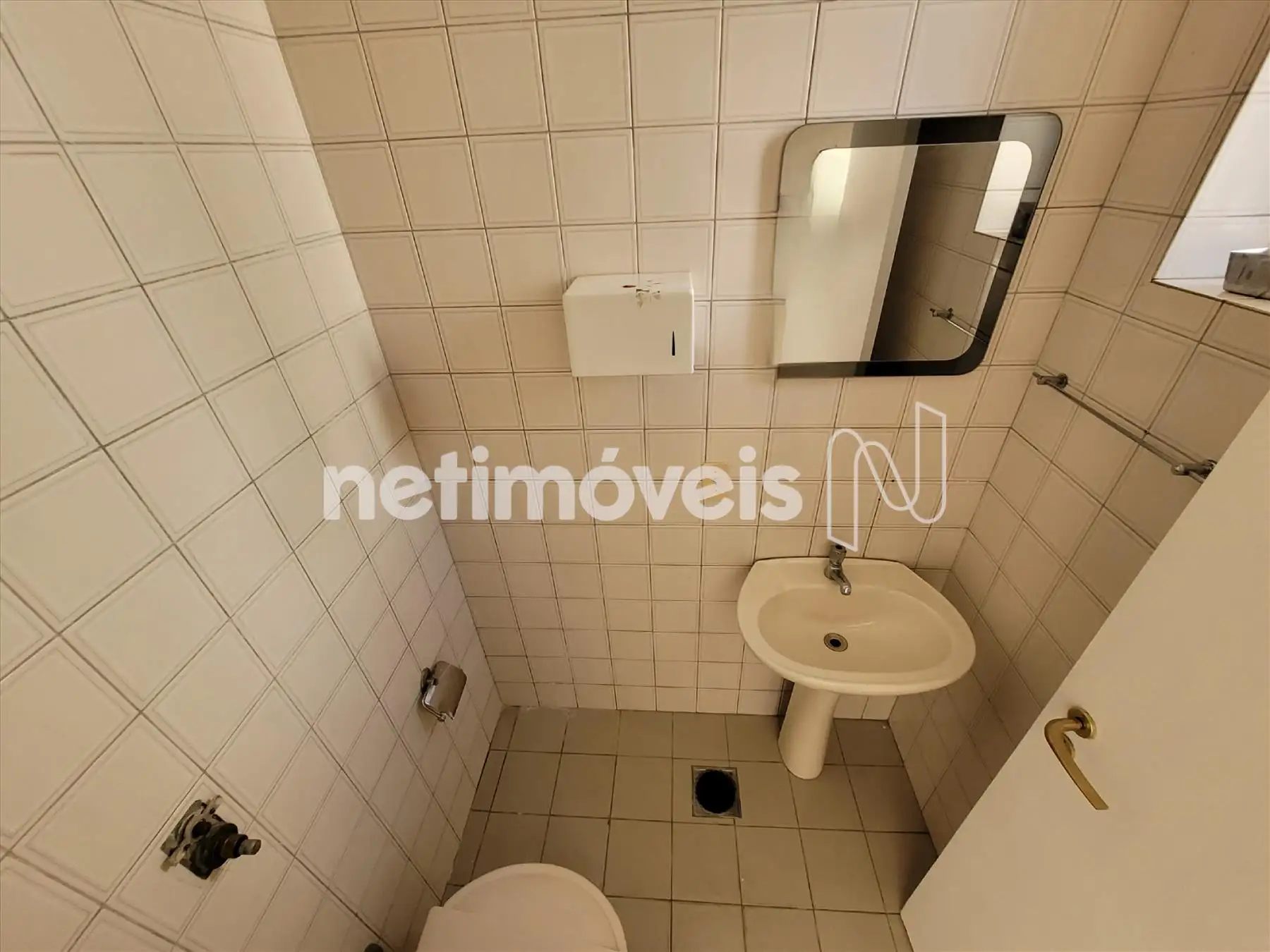 Sala 3: Banheiro - F