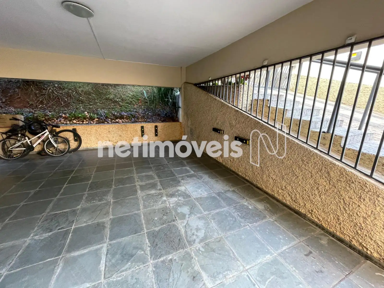 Vaga de garagem Cabem dois carros pequenos