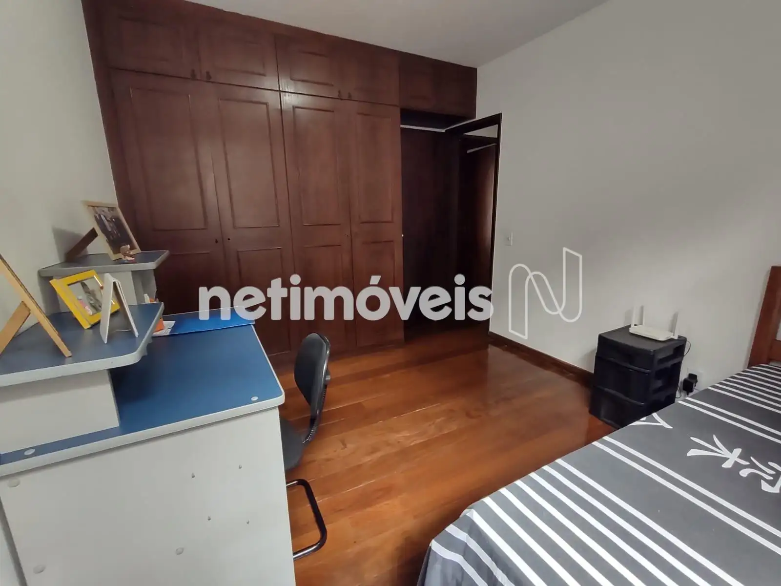 Quarto de solteiro com armário