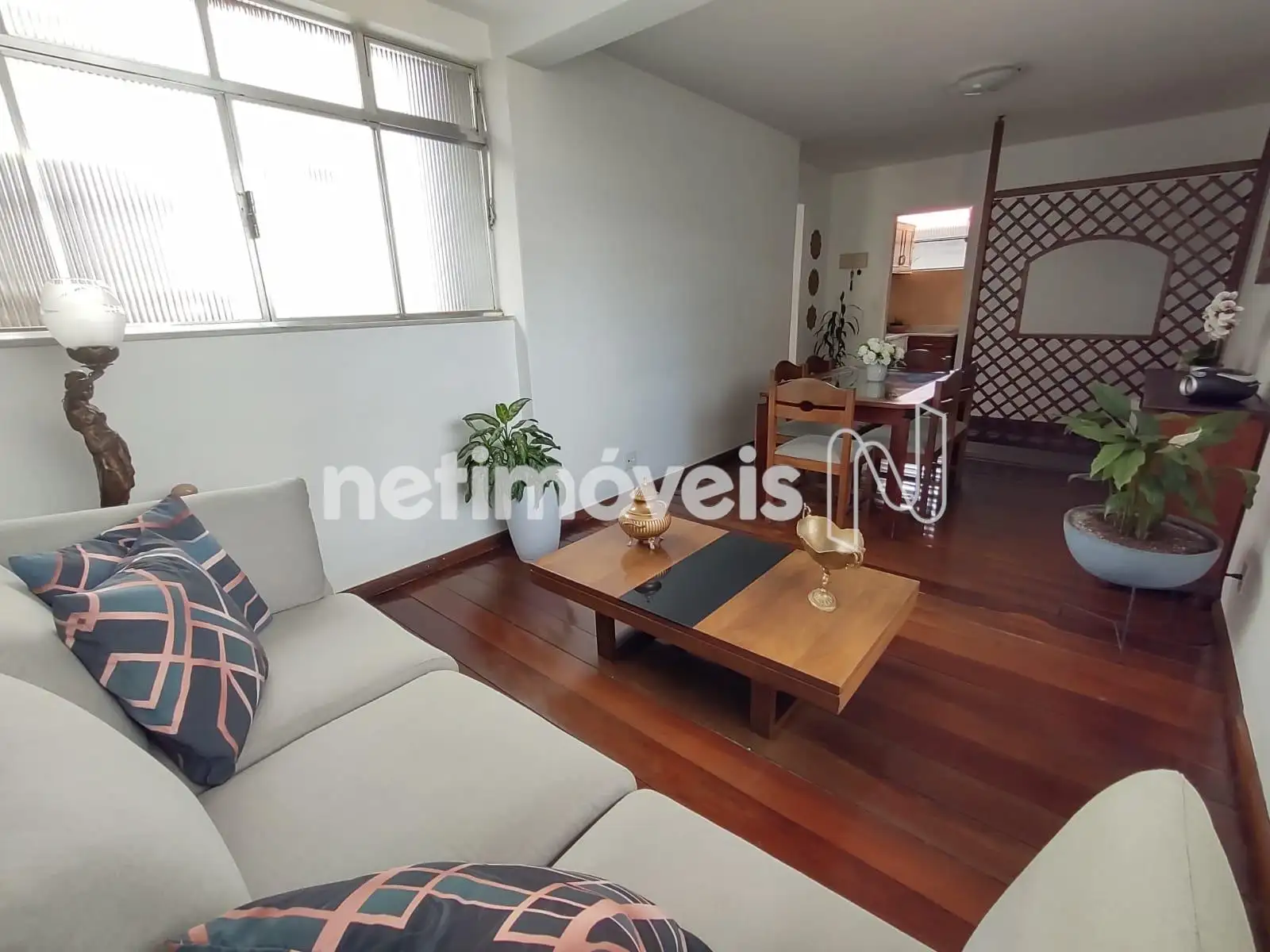 Sala com ventilação cruzada