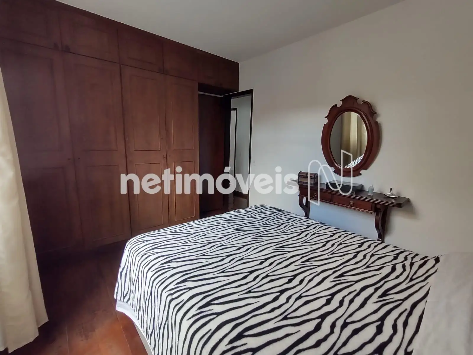 Quarto de casal com armário