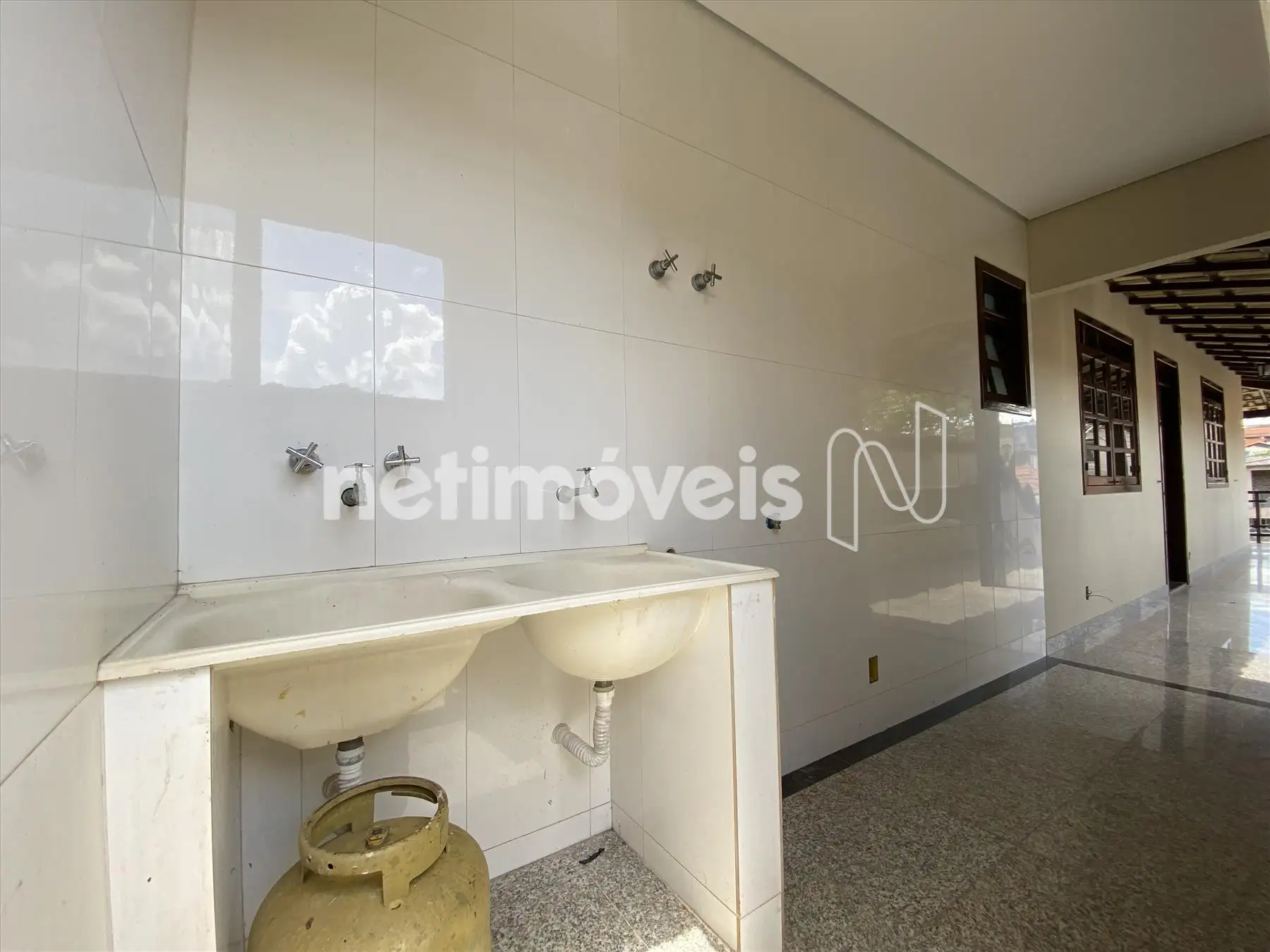 Área de serviços - nível superior