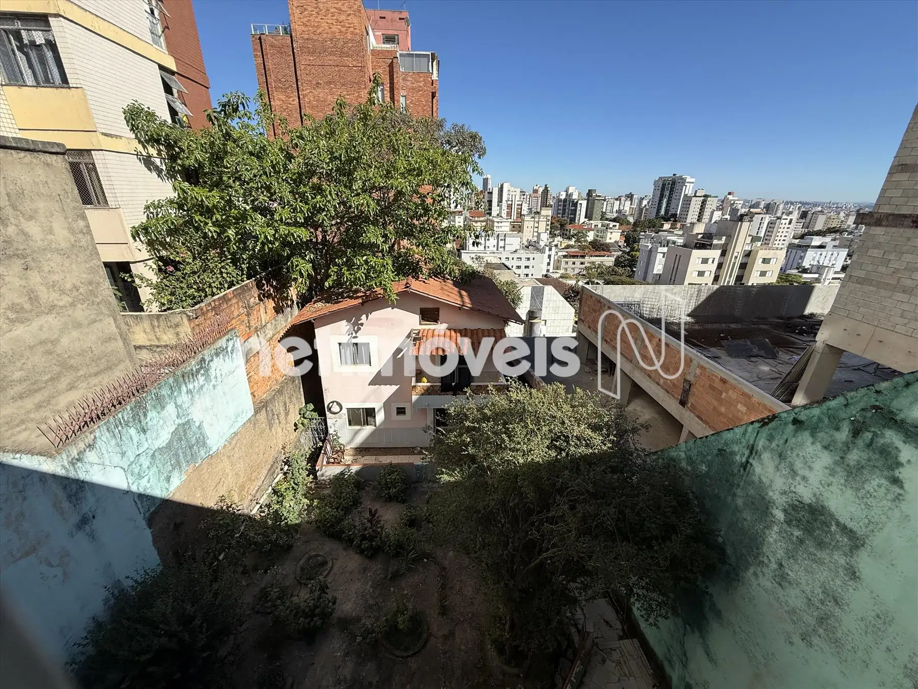 Lote (vista para casa do fundo)