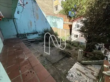Lote (vista para casa do fundo)
