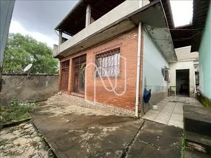 Casa de fundos