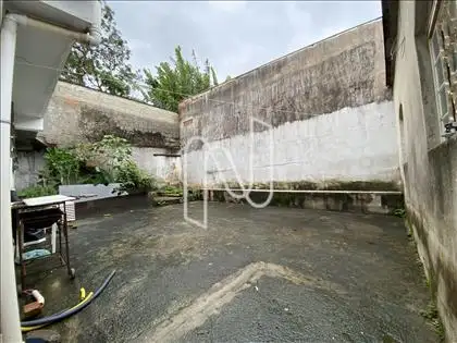 Casa de fundos