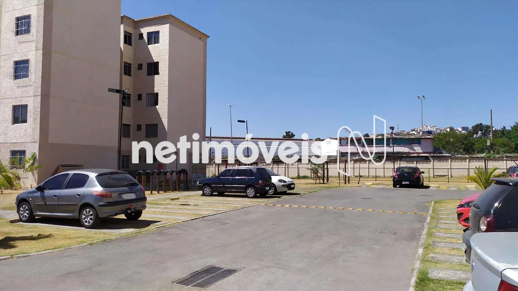 Patio com vagas de garagem