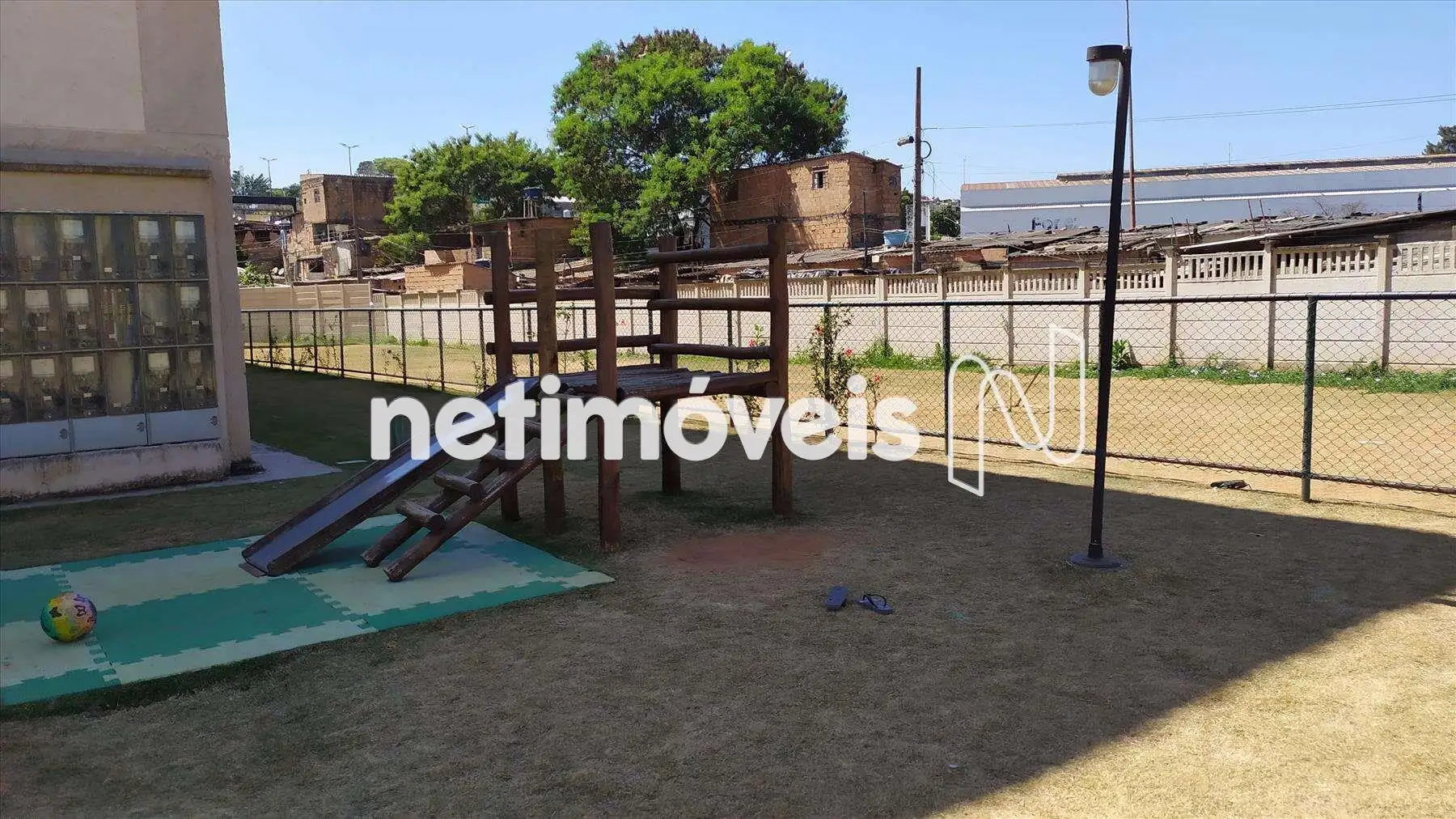 Parquinho e quadra de esportes