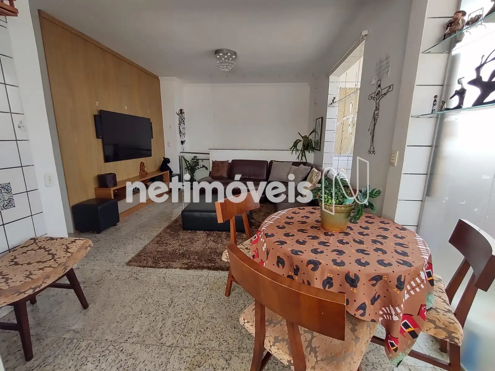 Visão ampla da sala de TV