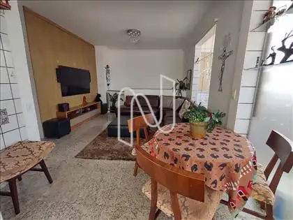 Visão ampla da sala de TV 