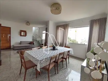Sala de estar e sala de jantar 