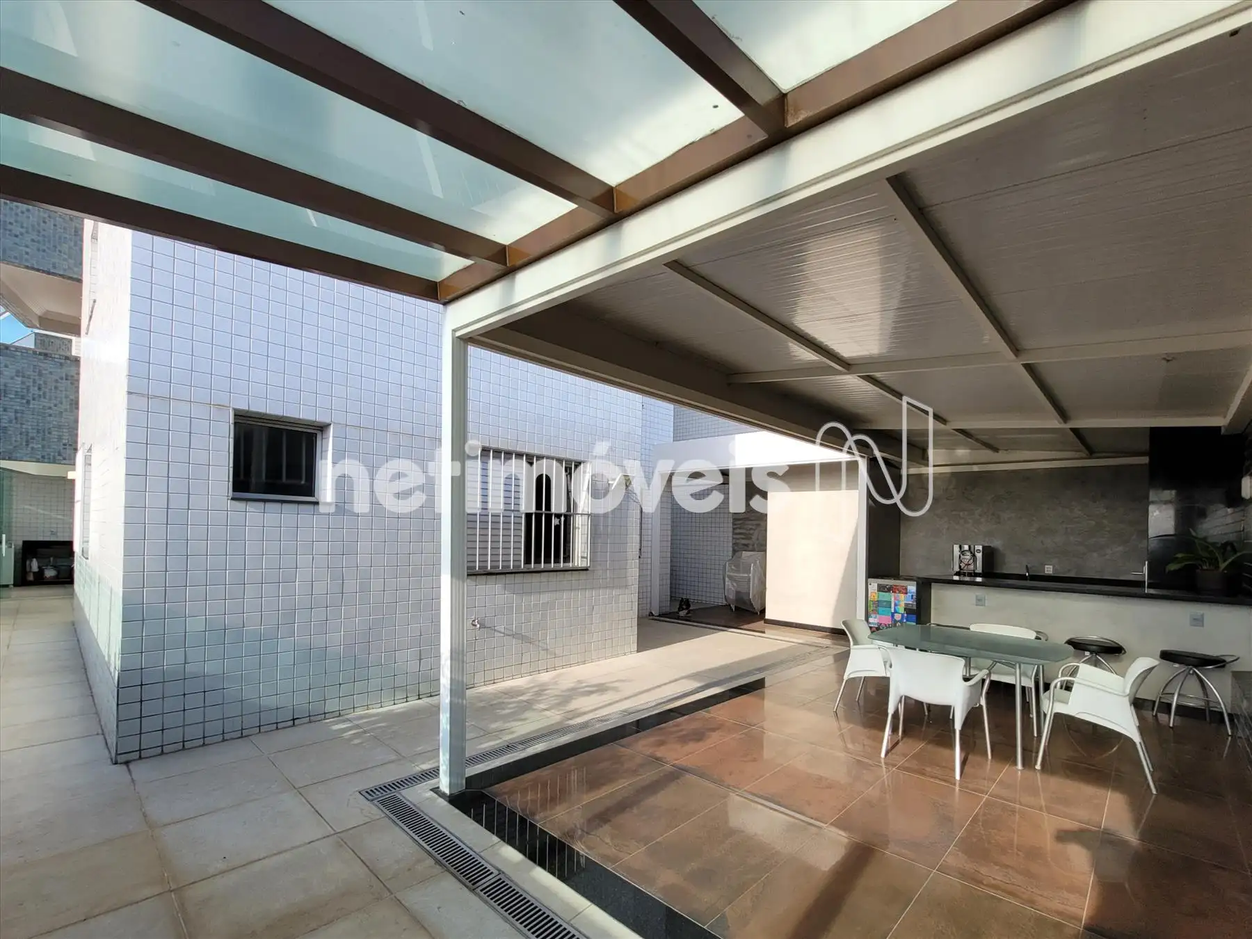 Área privativa parcialmente coberta - E