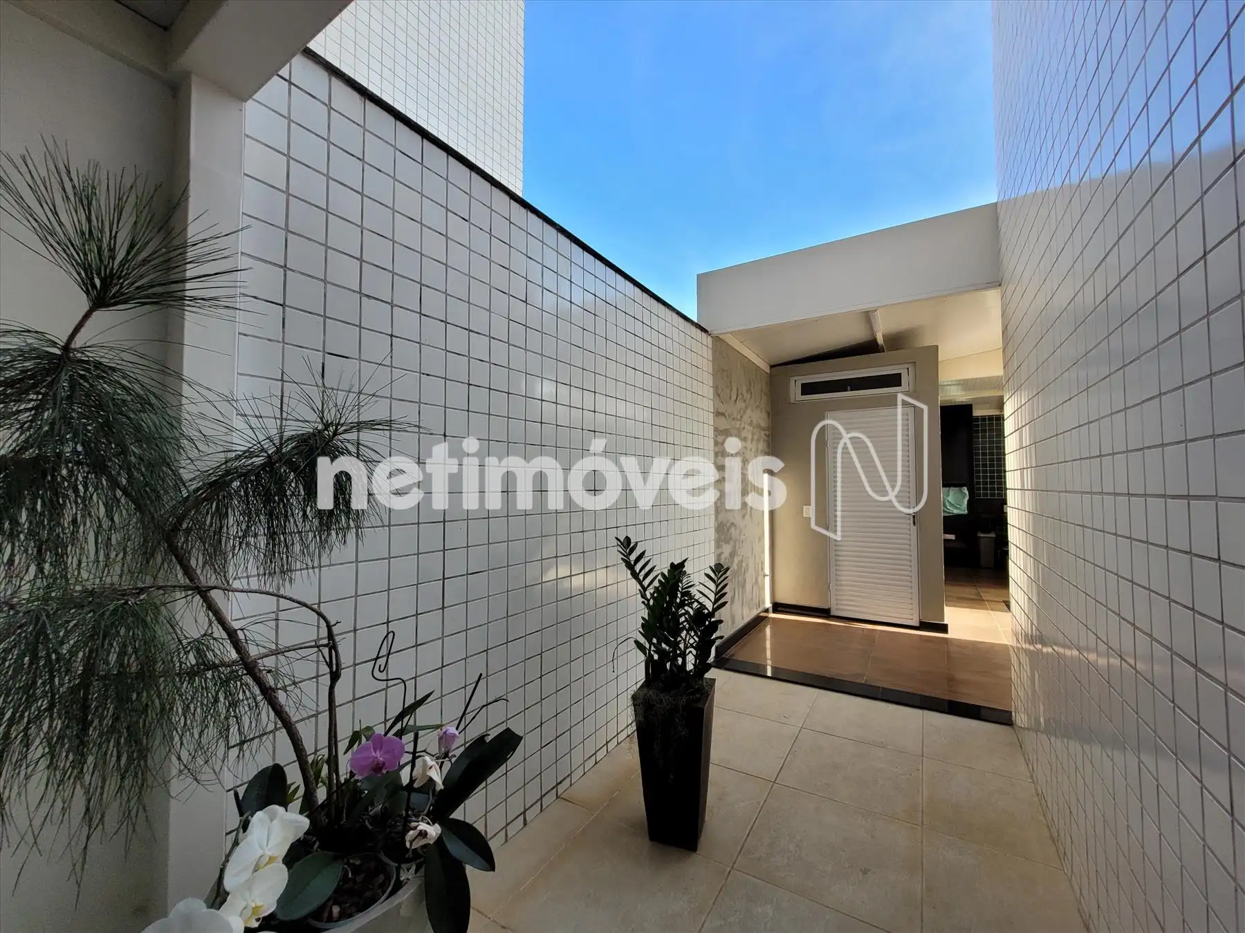 Área privativa parcialmente coberta - F