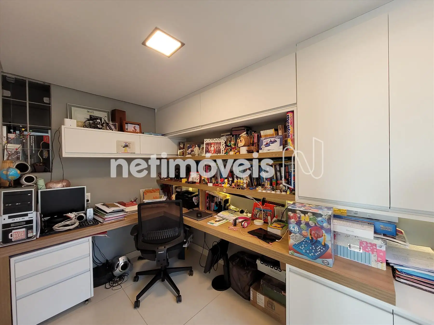 Escritório anexo à sala